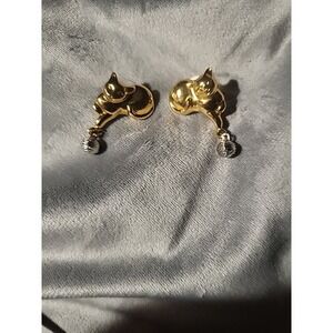 Vintage gold & silver tone cat kitten‎ playing with ball of yarn dangle earrings